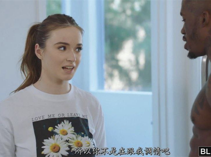 金发女郎在烧烤店的户外性爱